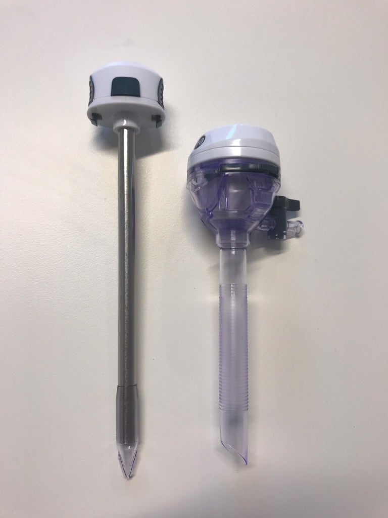 Produktbild - VF000162685 - BLUE OPTISK BLADELESS TROAKAR 10MM X 100MM MED KRAN OCH FIXERINGSGÄNGOR, OCH  UNIVERSAL VENTIL