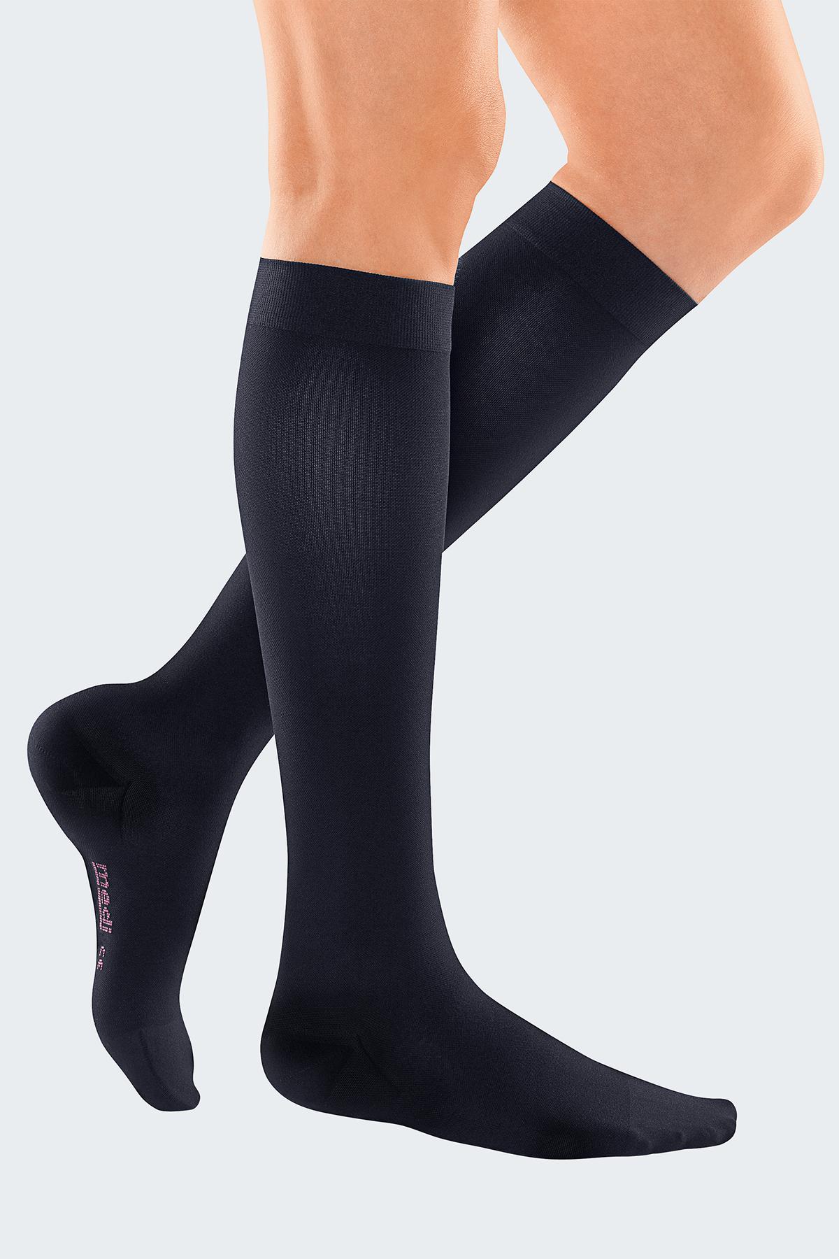 Produktbild - VF000183724 - Kompressionsstrumpa knä med tå kort KKL 1 svart längd 34-38cm strl L