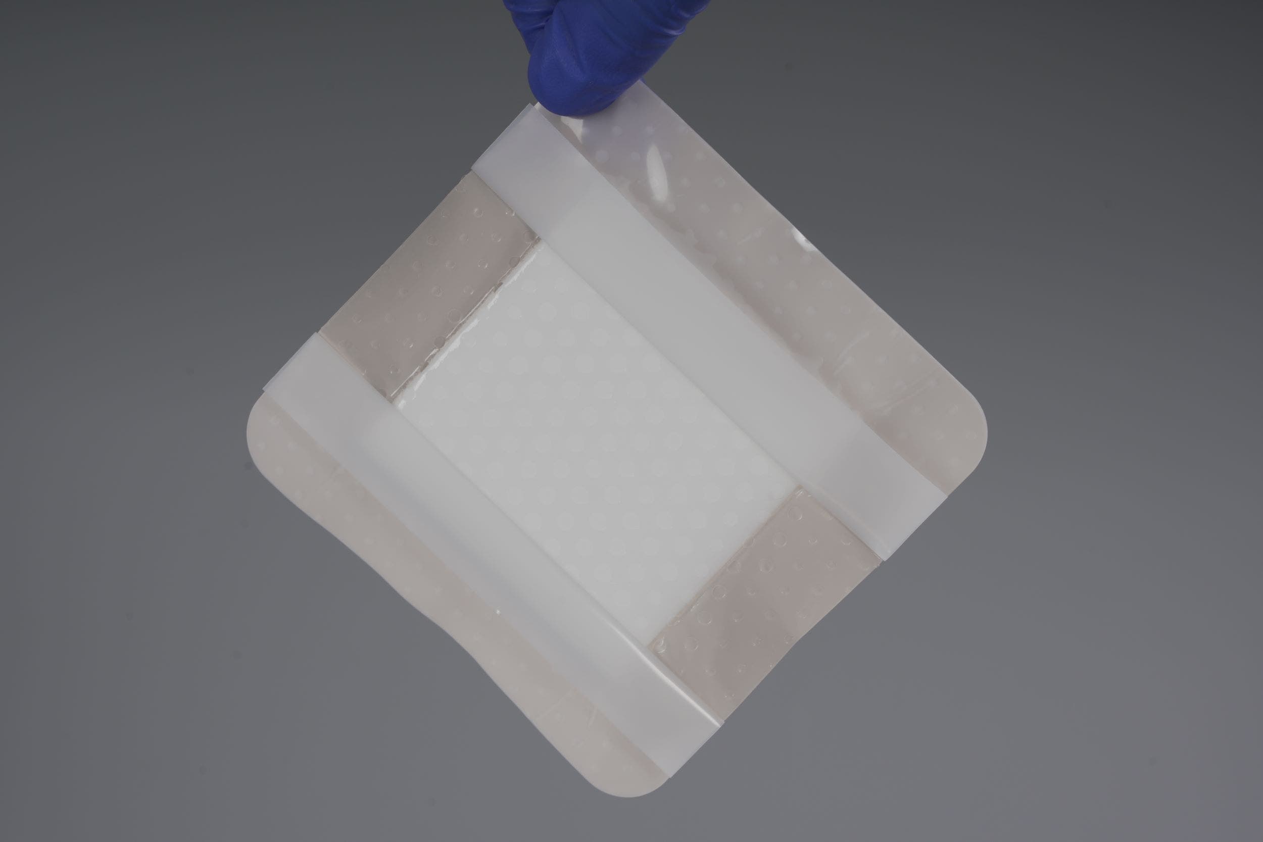 Produktbild - VF7002891 - Polyuretanskumförband med silikonbeläggning och häftkant 15x15cm