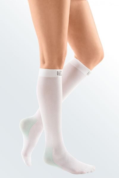 Produktbild - 52655 - Antitrombosstrumpa knä med inspektionshål 18mmHg längd 35-46cm strl XL