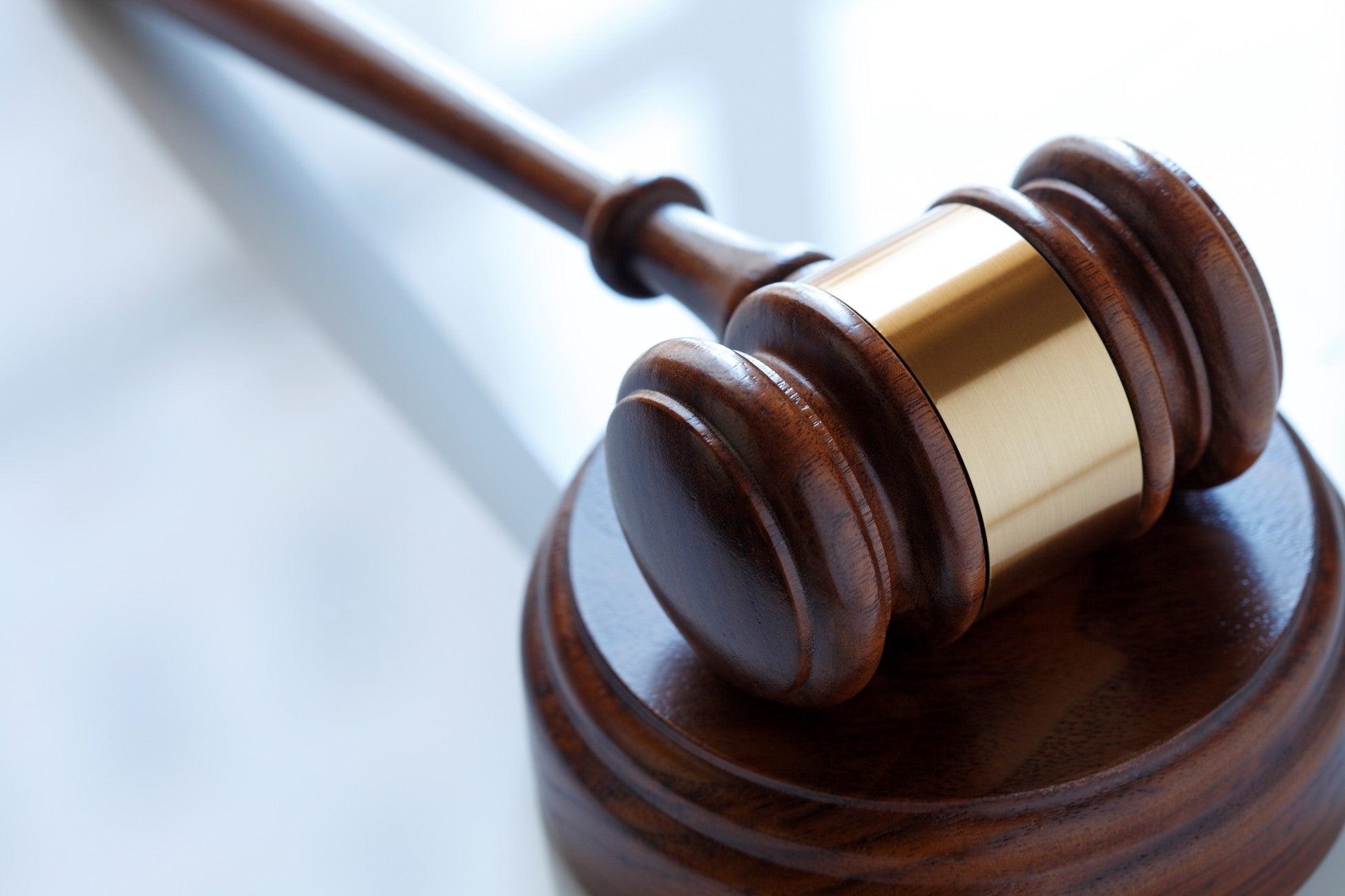Illustration som visar en domarklubba från domstol.