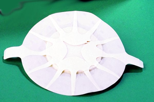 Produktbild - 46140 - Polyuretanskumförband ovalt med silikonbeläggning och häftkant 14x14cm