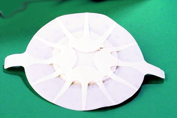 Produktbild - 46140 - Polyuretanskumförband ovalt med silikonbeläggning och häftkant 14x14cm