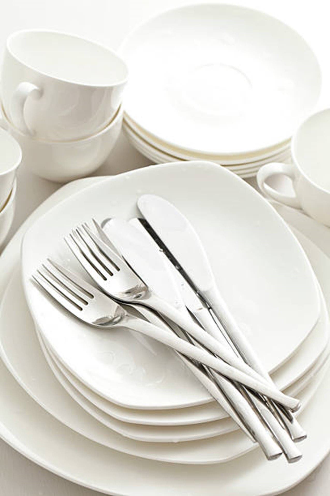 Illustration med tallrikar, bestick, koppar och fat.