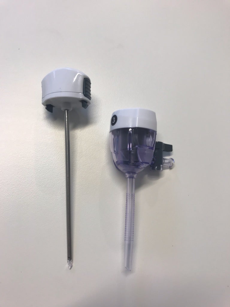 Produktbild - VF000162683 - BLUE OPTISK  BLADELESS TROAKAR OCH HYLSA, 3MM X 65MM MED KRAN OCH FIXERINGSGÄNGOR