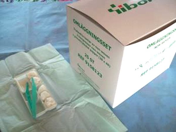 Produktbild - 56827 - Omläggningsset med tråg pincett 5 nonwoven tvättorkar och 2 kompresser