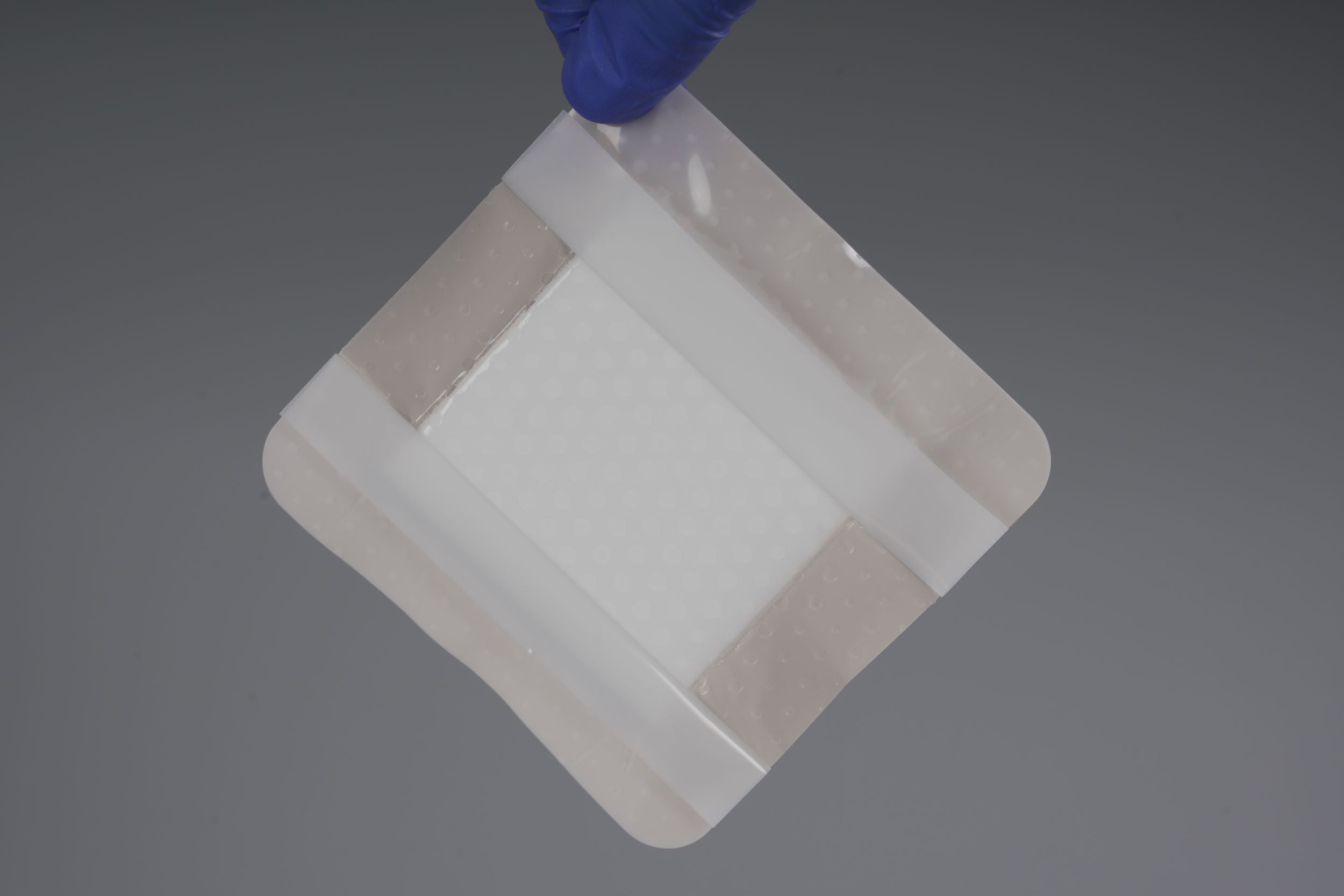 Produktbild - VF7002889 - Polyuretanskumförband med silikonbeläggning och häftkant 7,5x7,5cm