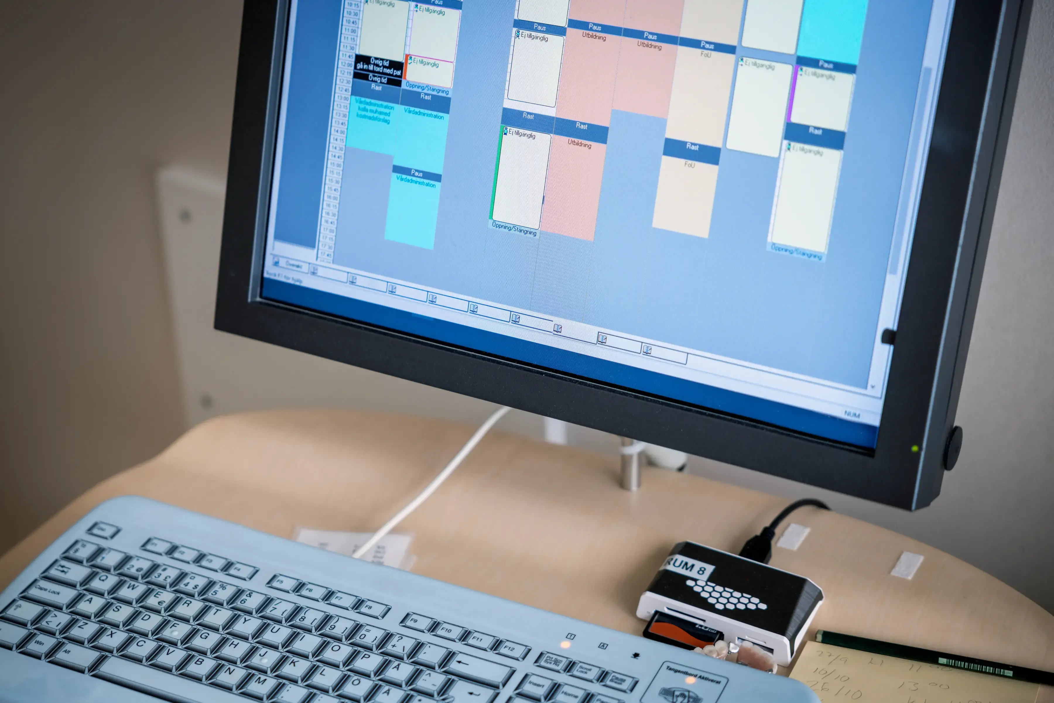 Illustration som visar en datorterminal inom vården.